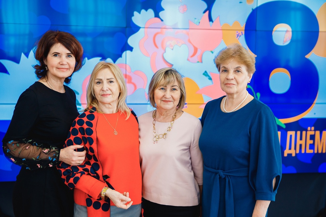 В преддверии 8 Марта мы пригласили наших прекрасных сотрудниц на премьеру спектакля