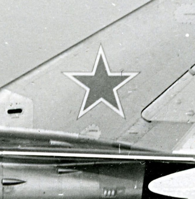 У первых реактивных самолетов стабилизатор делали как и у поршневых, составным, состоящим из плоскости стабилизатора и рулей высоты