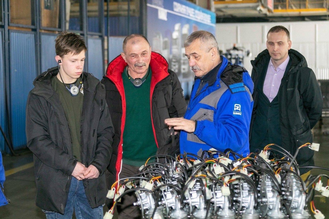 «Ёлка желаний» - мечты сбываются Министр энергетики Сергей Цивилев исполнил заветные желания детей из разных уголков нашей страны, приславших свои письма на…