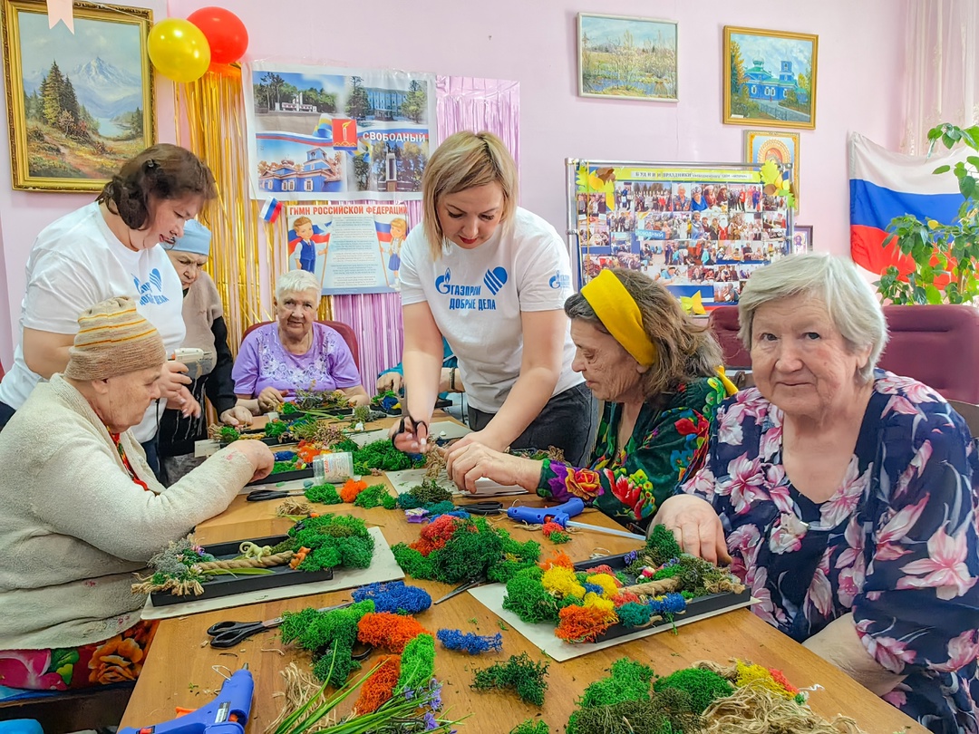К весеннему празднику 8 марта волонтеры компании "Газпром переработка Благовещенск" организовали поздравление и мастер-класс для жительниц «Дома одиноких…