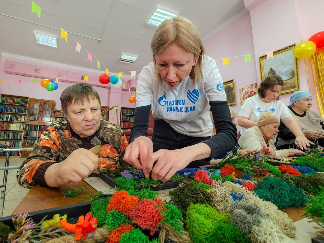 К весеннему празднику 8 марта волонтеры компании "Газпром переработка Благовещенск" организовали поздравление и мастер-класс для жительниц «Дома одиноких…
