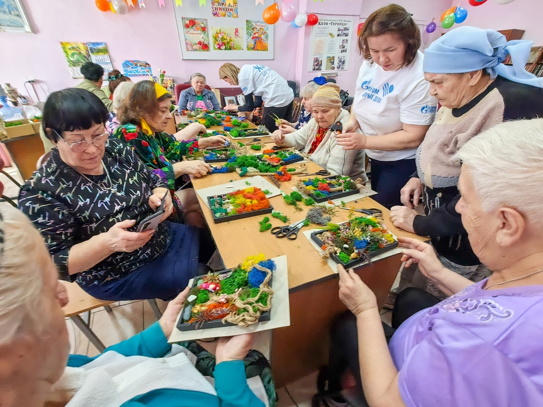 К весеннему празднику 8 марта волонтеры компании "Газпром переработка Благовещенск" организовали поздравление и мастер-класс для жительниц «Дома одиноких…