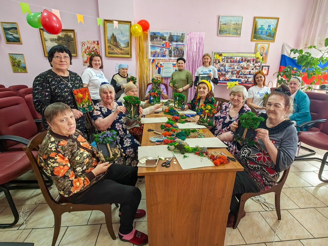 К весеннему празднику 8 марта волонтеры компании "Газпром переработка Благовещенск" организовали поздравление и мастер-класс для жительниц «Дома одиноких…