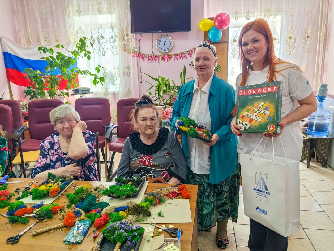 К весеннему празднику 8 марта волонтеры компании "Газпром переработка Благовещенск" организовали поздравление и мастер-класс для жительниц «Дома одиноких…