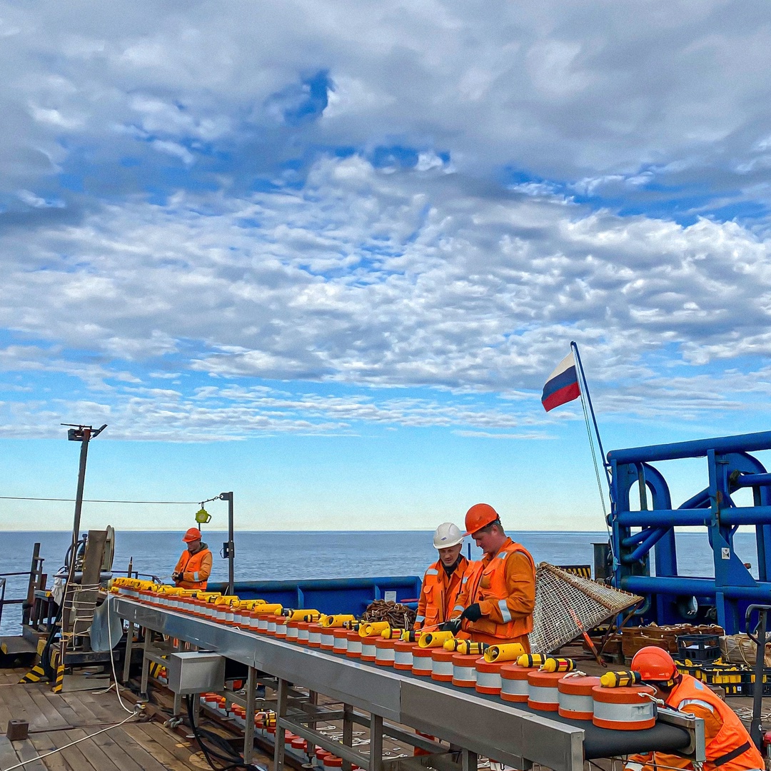 «Газпром» использует новые технологии в геологоразведке. На Сахалине специалисты выполняют 4D-сейсмические исследования с помощью донных станций «Краб»
