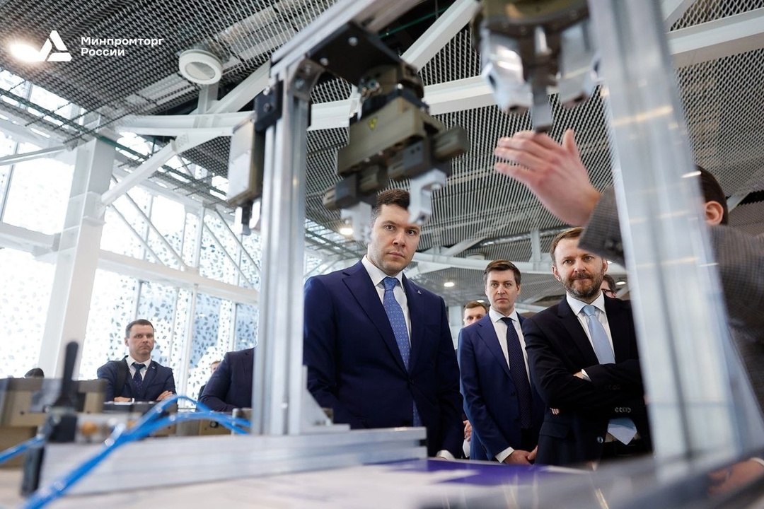 Антон Алиханов принял участие в совещании по развитию промробототехники