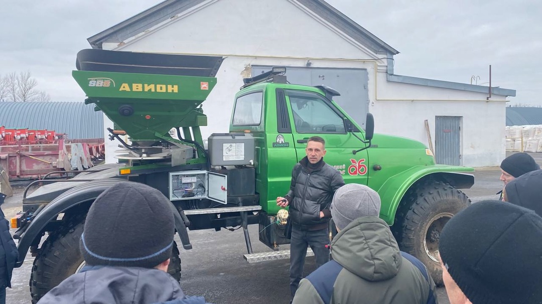 Подготовка к сезону: обучение по эксплуатации системы разбрасывания удобрений для сотрудников «Агро-Белогорья»