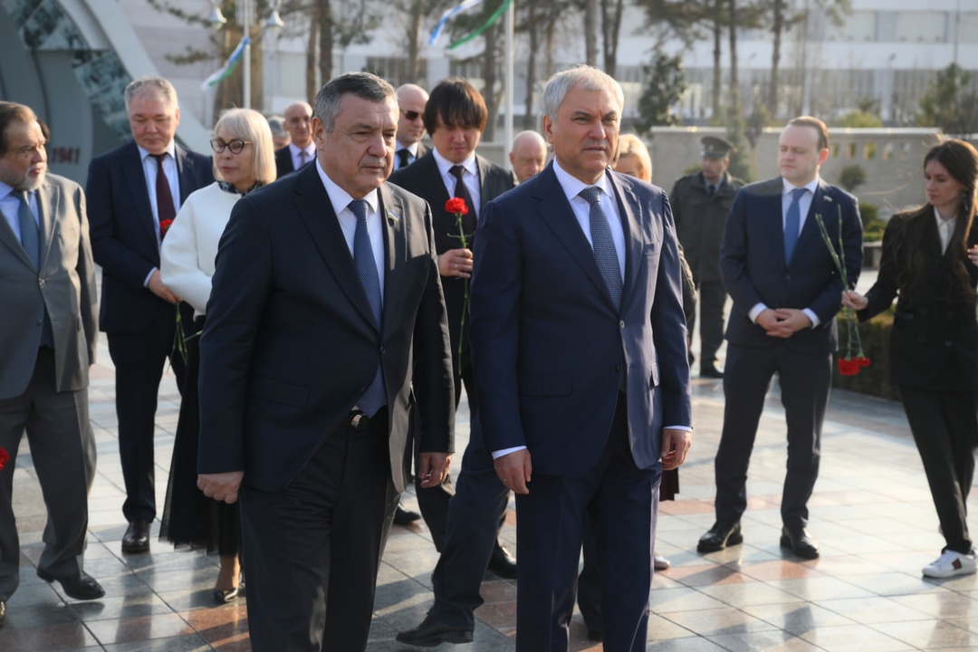 В Ташкенте Вячеслав Володин и депутаты ГД почтили память воинов, павших в годы Великой Отечественной войны.