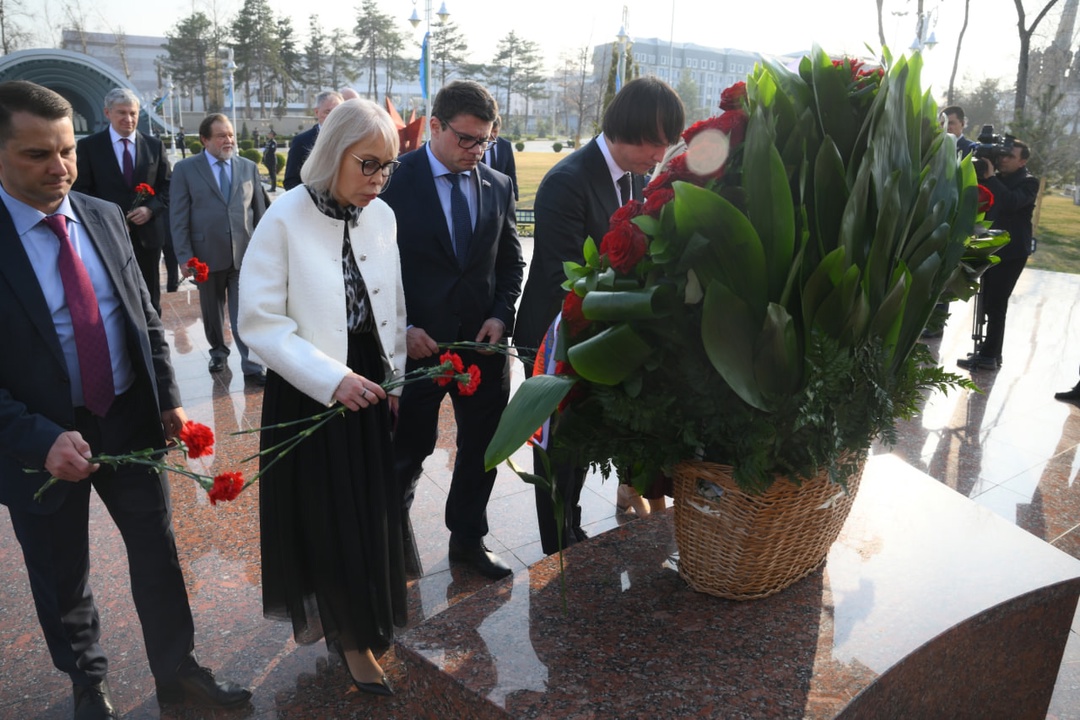 В Ташкенте Вячеслав Володин и депутаты ГД почтили память воинов, павших в годы Великой Отечественной войны.