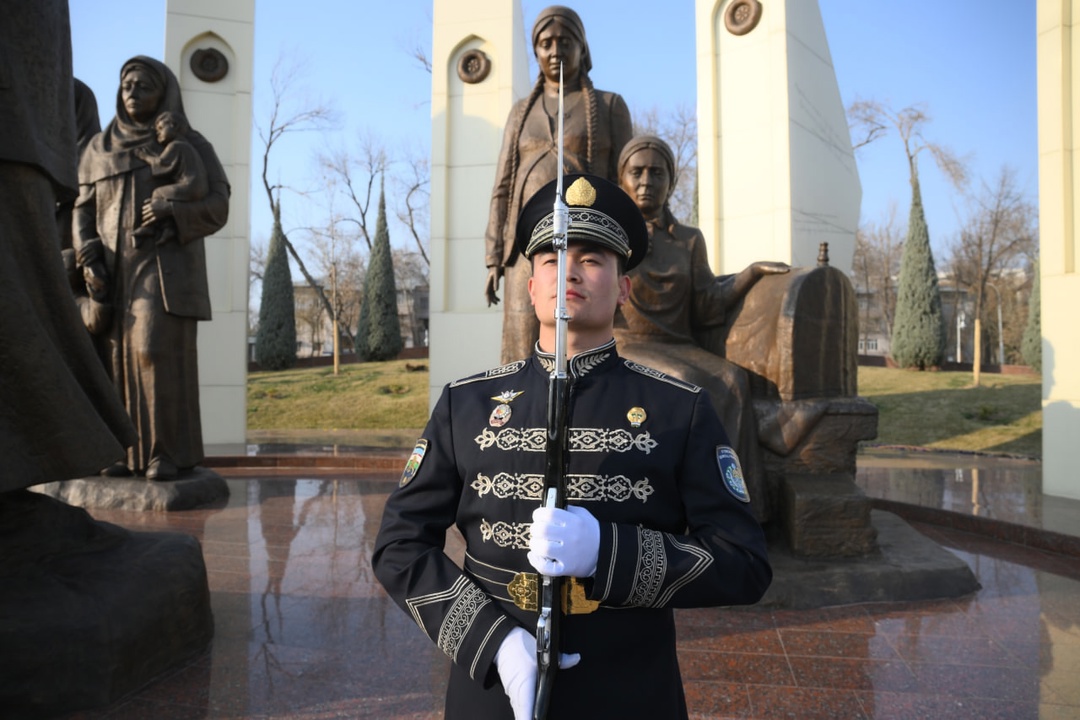 В Ташкенте Вячеслав Володин и депутаты ГД почтили память воинов, павших в годы Великой Отечественной войны.