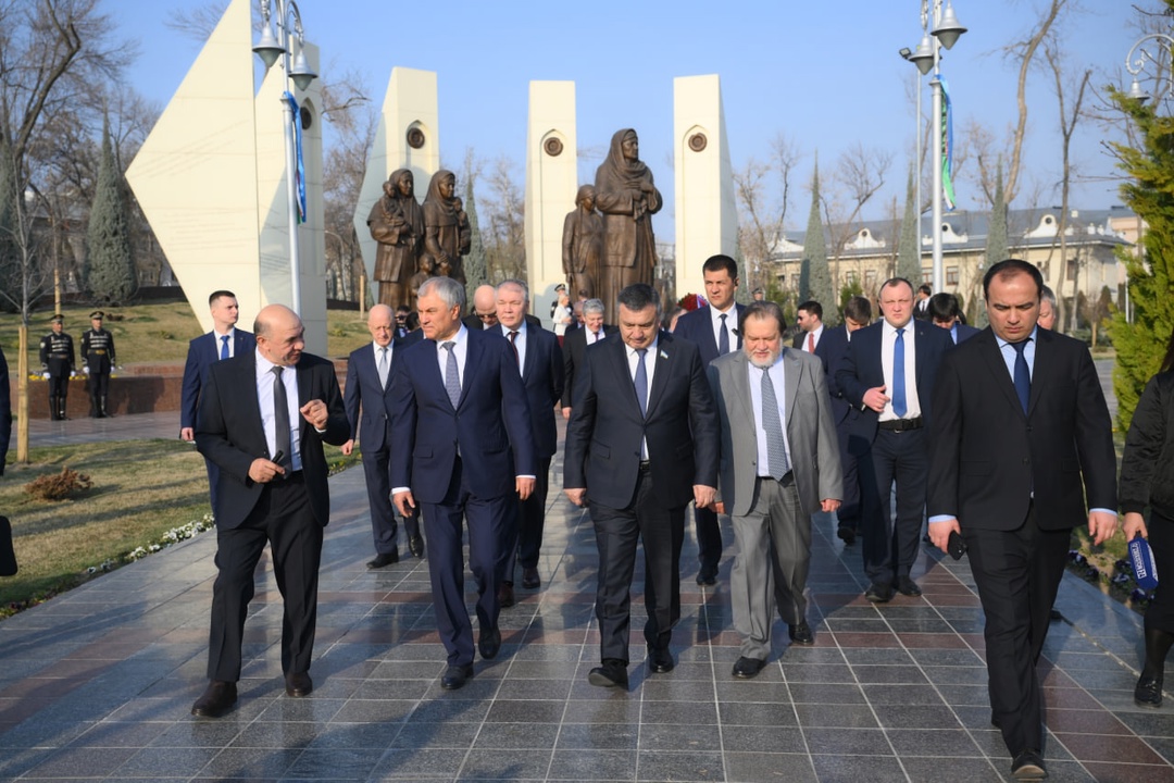 В Ташкенте Вячеслав Володин и депутаты ГД почтили память воинов, павших в годы Великой Отечественной войны.