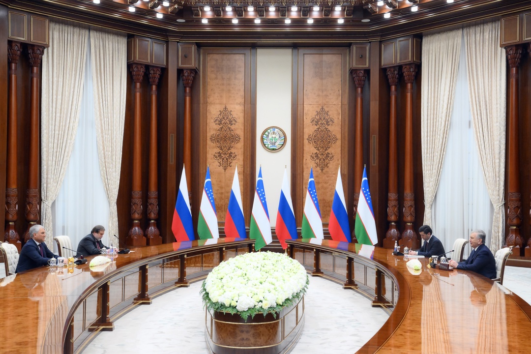 Председатель ГД Вячеслав Володин в ходе официального визита в Республику Узбекистан встретился с Президентом Республики Шавкатом Мирзиёевым.