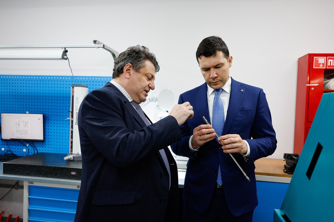 Антон Алиханов посетил предприятия по производству медицинской и фармацевтической продукции Москвы и Московской области