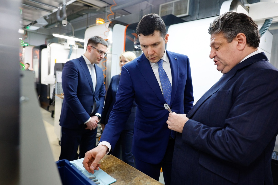 Антон Алиханов посетил предприятия по производству медицинской и фармацевтической продукции Москвы и Московской области