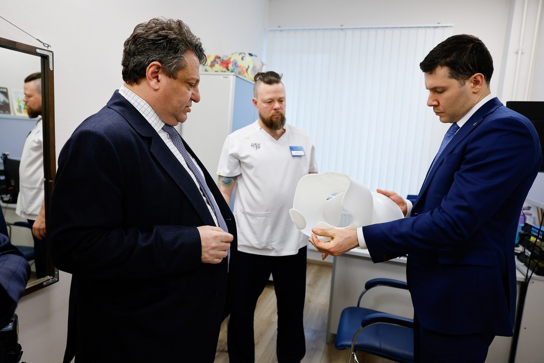 Антон Алиханов посетил предприятия по производству медицинской и фармацевтической продукции Москвы и Московской области