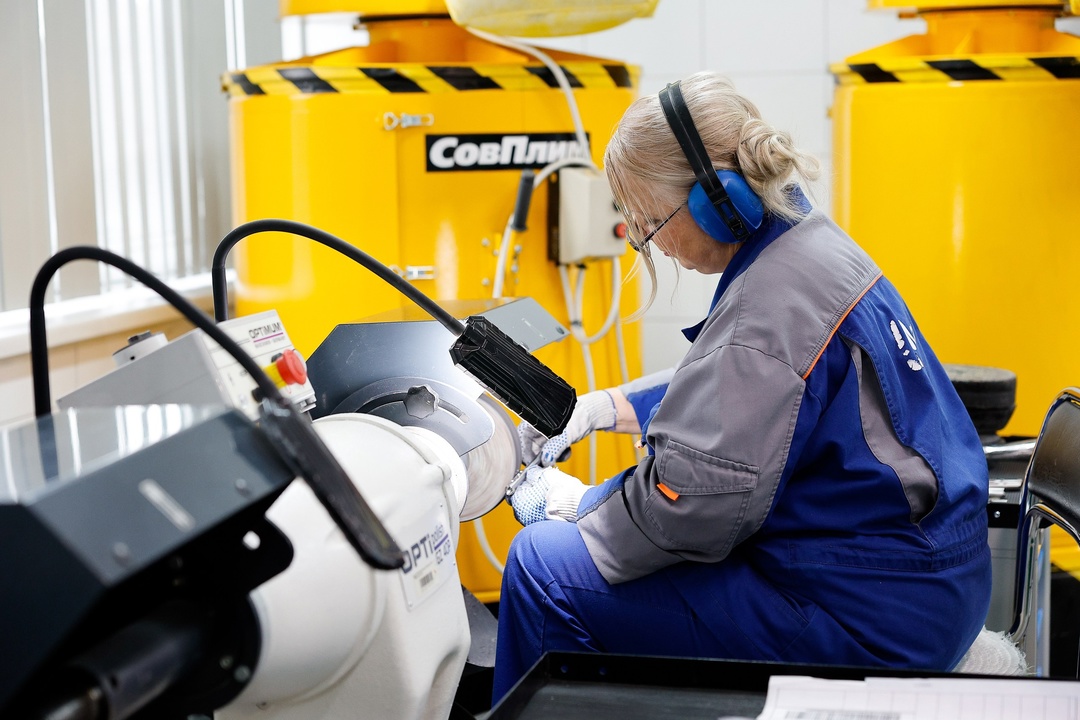 Антон Алиханов посетил предприятия по производству медицинской и фармацевтической продукции Москвы и Московской области