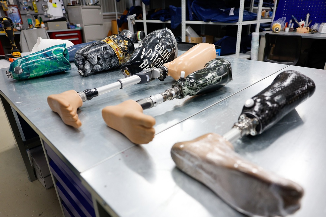 Антон Алиханов посетил предприятия по производству медицинской и фармацевтической продукции Москвы и Московской области