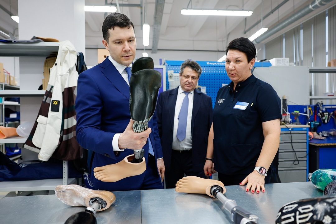 Антон Алиханов посетил предприятия по производству медицинской и фармацевтической продукции Москвы и Московской области