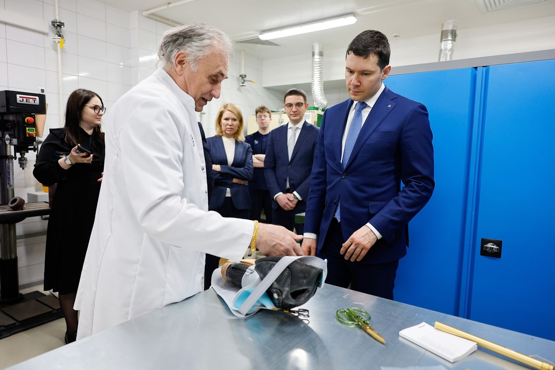 Антон Алиханов посетил предприятия по производству медицинской и фармацевтической продукции Москвы и Московской области