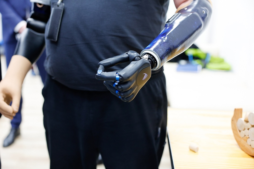 Антон Алиханов посетил предприятия по производству медицинской и фармацевтической продукции Москвы и Московской области