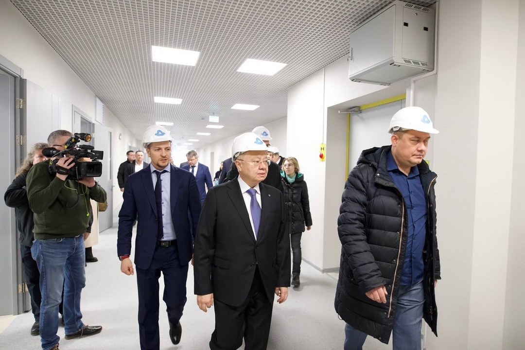 Министр строительства и ЖКХ РФ Ирек Файзуллин в рамках рабочего визита в Самару ознакомился с ходом строительства школы на 200 человек