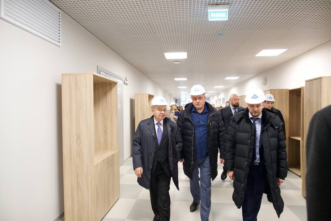 Министр строительства и ЖКХ РФ Ирек Файзуллин в рамках рабочего визита в Самару ознакомился с ходом строительства школы на 200 человек