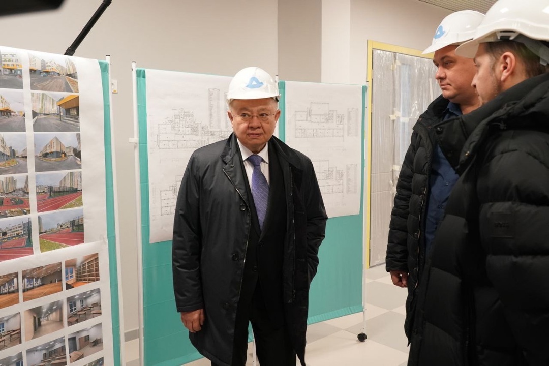 Министр строительства и ЖКХ РФ Ирек Файзуллин в рамках рабочего визита в Самару ознакомился с ходом строительства школы на 200 человек