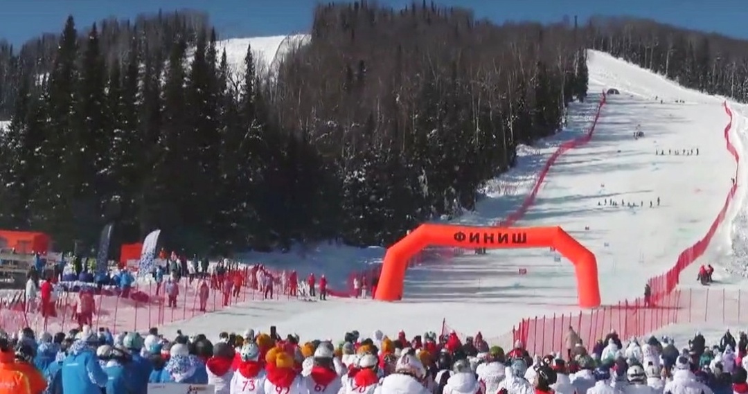 Сегодня на горе Туманная в Таштаголе открылись масштабные корпоративные соревнования имени Андрея Севенюка