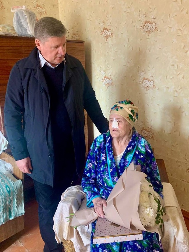 С благодарностью за подвиг! Коллектив ЛУКОЙЛа в Волгоградской области поздравил бывшую коллегу Надежду Александровну Кузнецову с -летием.