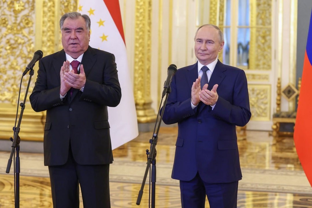 Совместно с Эмомали Рахмоном Владимир Путин по видеосвязи дал старт началу строительства в Душанбе Международного образовательного центра для одарённых детей и…