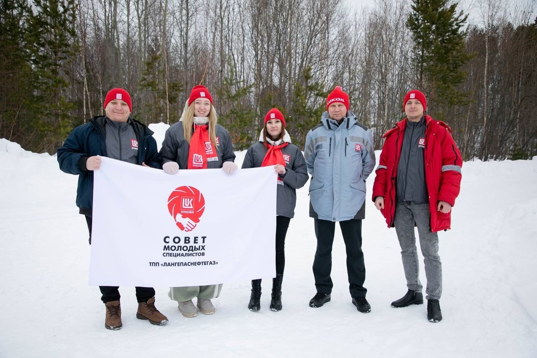 Этнофестиваль народа ханты Гостеприимная Югра встречает туристов. Главное развлечение сезона — соревнования оленеводов, которые проходят при поддержке ЛУКОЙЛа.