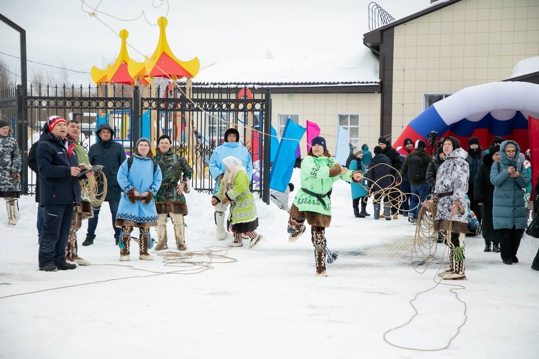 Этнофестиваль народа ханты Гостеприимная Югра встречает туристов. Главное развлечение сезона — соревнования оленеводов, которые проходят при поддержке ЛУКОЙЛа.