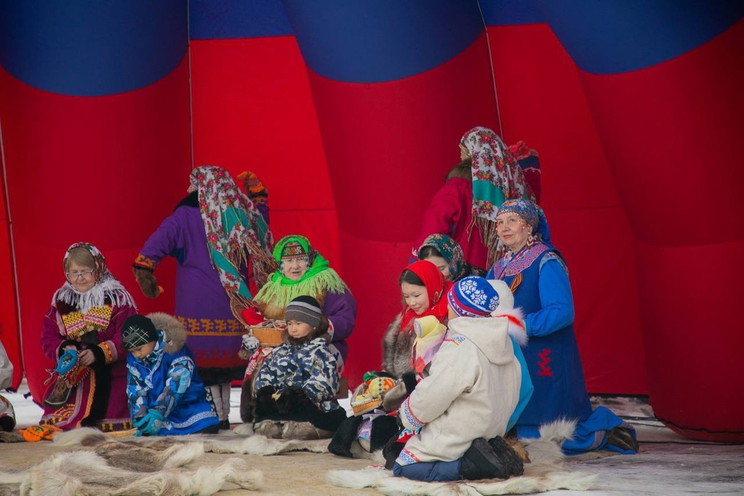 Этнофестиваль народа ханты Гостеприимная Югра встречает туристов. Главное развлечение сезона — соревнования оленеводов, которые проходят при поддержке ЛУКОЙЛа.