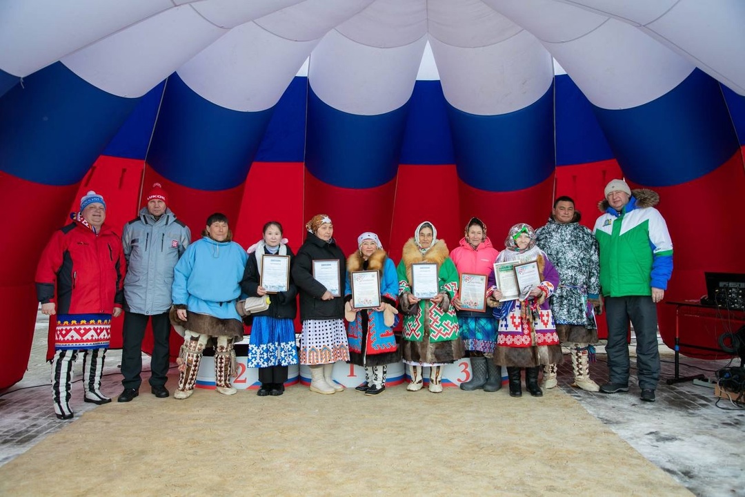Этнофестиваль народа ханты Гостеприимная Югра встречает туристов. Главное развлечение сезона — соревнования оленеводов, которые проходят при поддержке ЛУКОЙЛа.