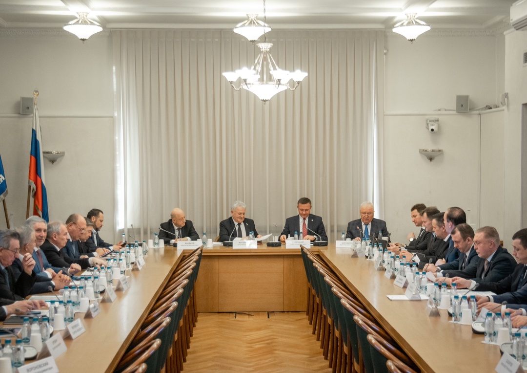 Роман Старовойт проинформировал депутатов о развитии транспортной отрасли