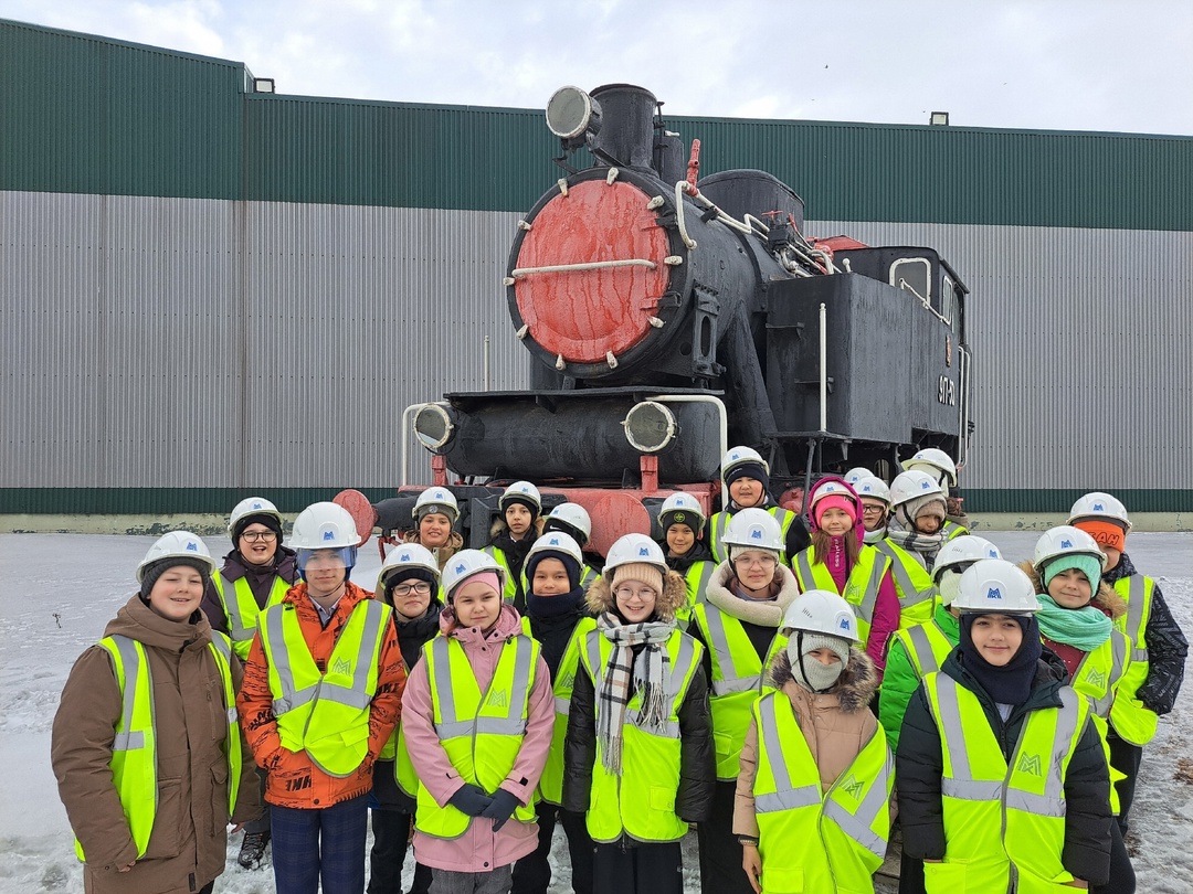 Школьники стали машинистами! Ученики 4 «А» и 4 «В» классов отправились в необычное путешествие – на экскурсию «О чем гудит железная дорога ММК»