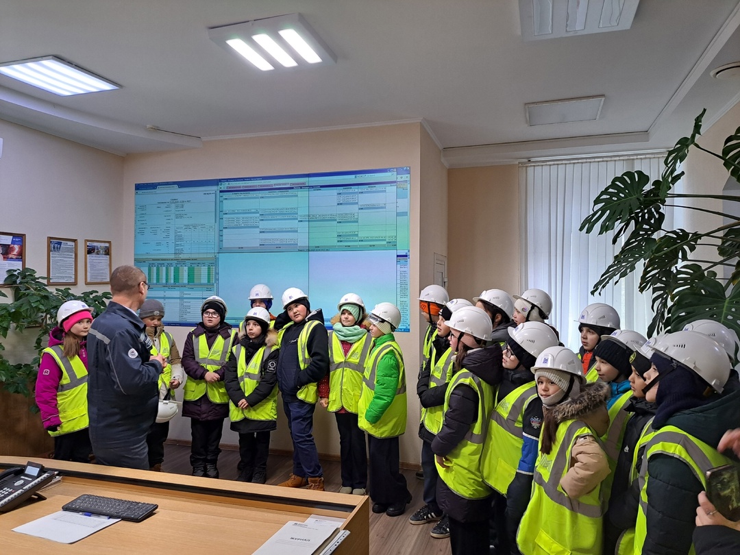 Школьники стали машинистами! Ученики 4 «А» и 4 «В» классов отправились в необычное путешествие – на экскурсию «О чем гудит железная дорога ММК»