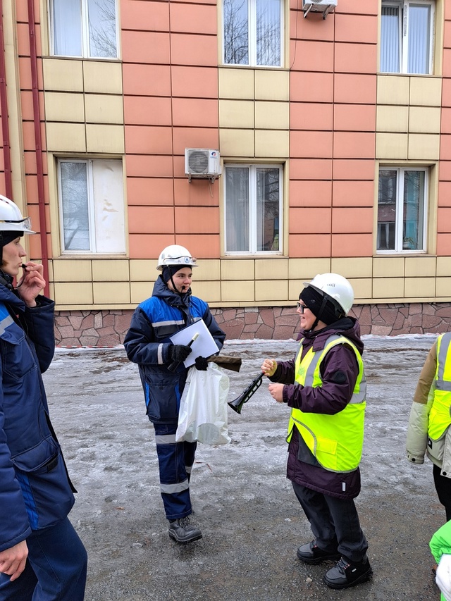 Школьники стали машинистами! Ученики 4 «А» и 4 «В» классов отправились в необычное путешествие – на экскурсию «О чем гудит железная дорога ММК»