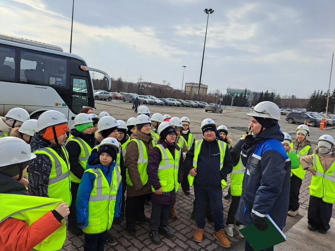 Школьники стали машинистами! Ученики 4 «А» и 4 «В» классов отправились в необычное путешествие – на экскурсию «О чем гудит железная дорога ММК»