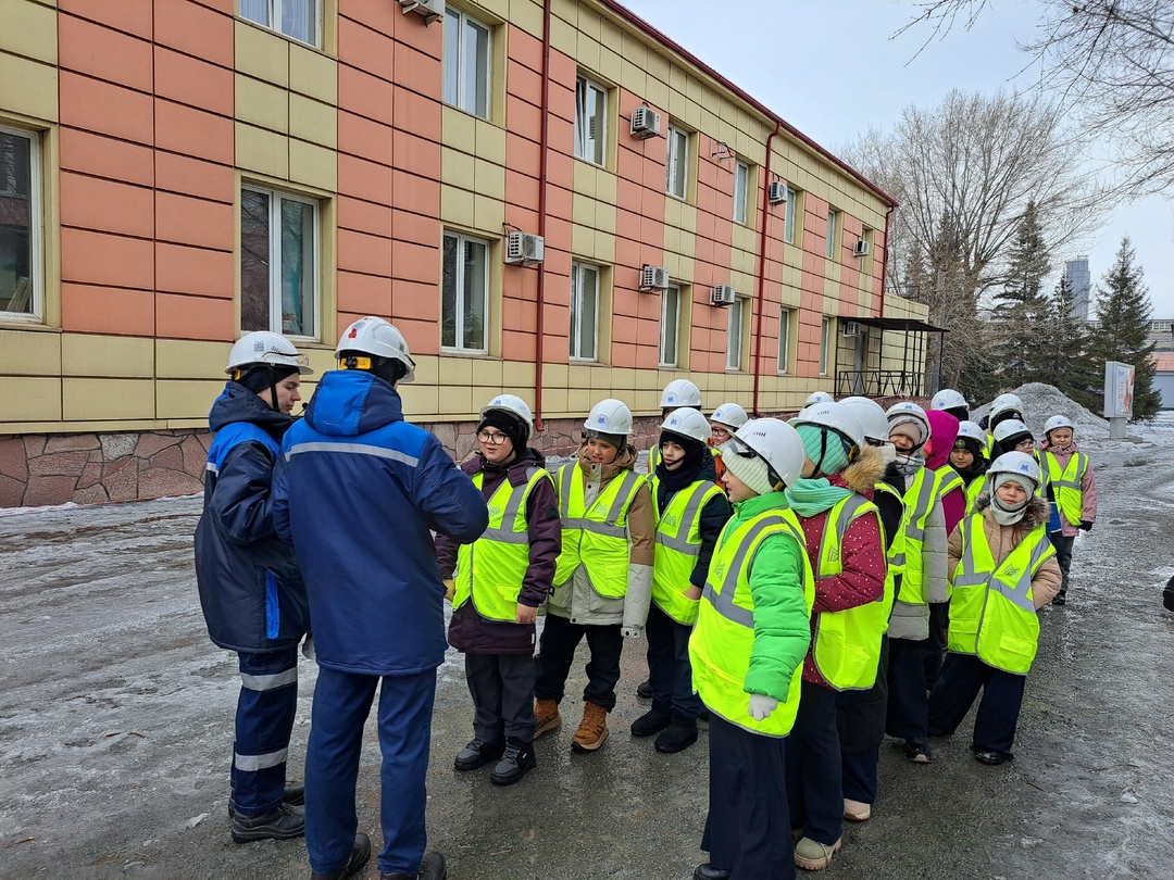 Школьники стали машинистами! Ученики 4 «А» и 4 «В» классов отправились в необычное путешествие – на экскурсию «О чем гудит железная дорога ММК»