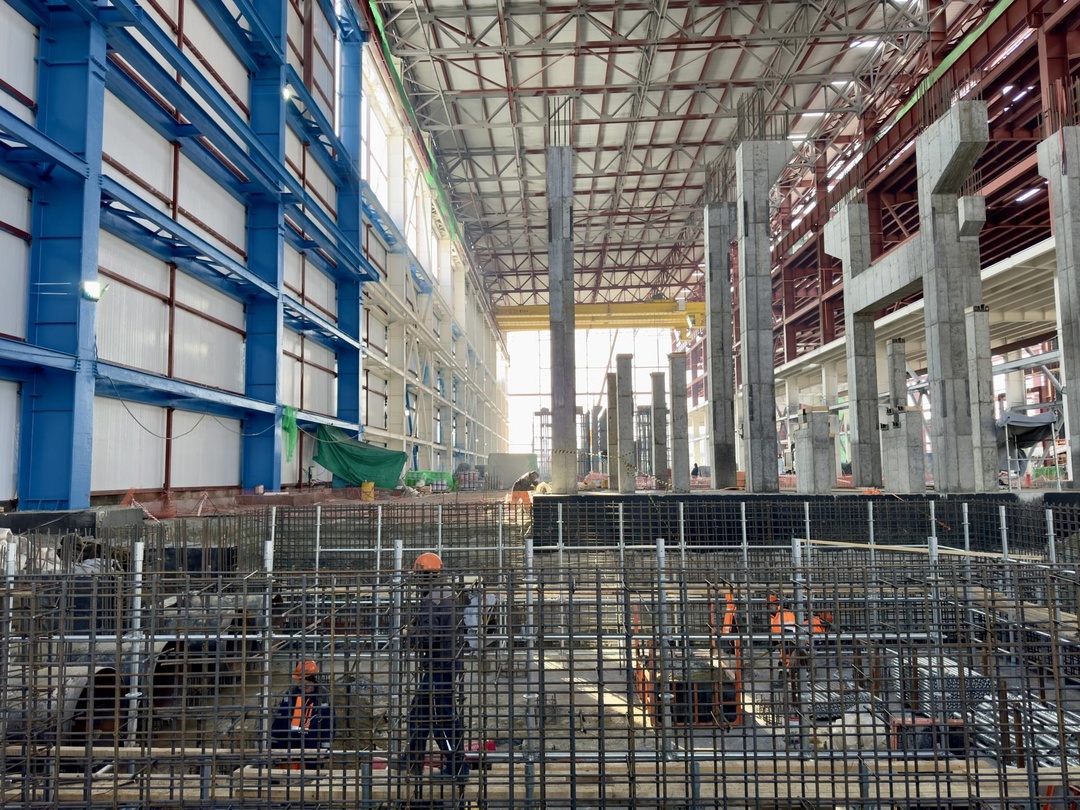 На фото - строительные работы в главном корпусе Артемовской ТЭЦ-2, в котором будут размещаться турбоагрегаты и котлы. Монтаж каркаса здания почти завершен, на…