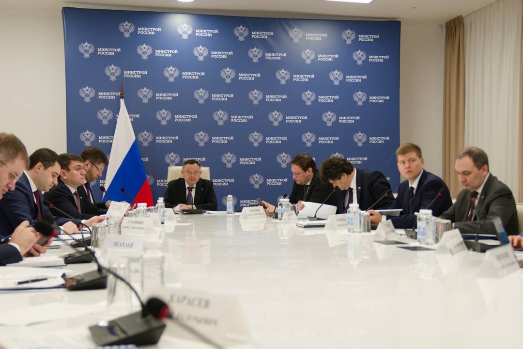 Глава Минстроя России Ирек Файзуллин провел еженедельное совещание с регионами