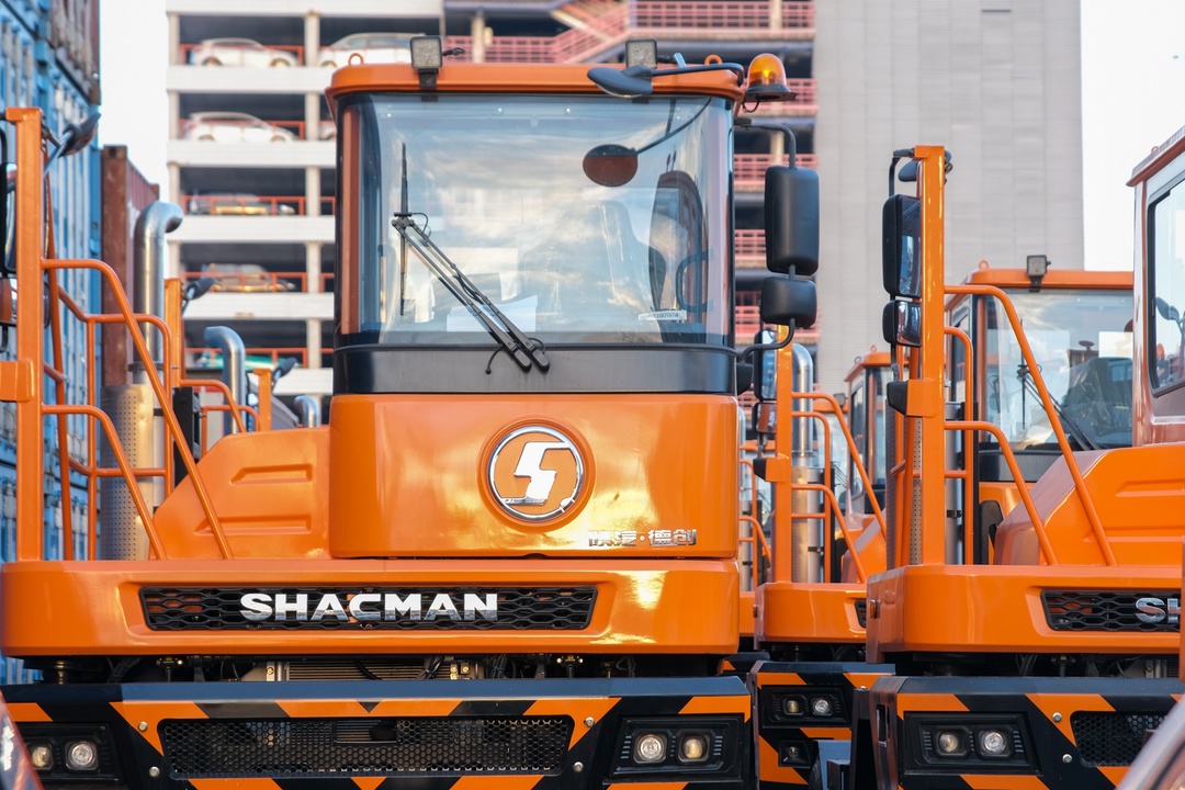 В нашем ВМТП пополнение – сразу 15 новых терминальных тягачей!