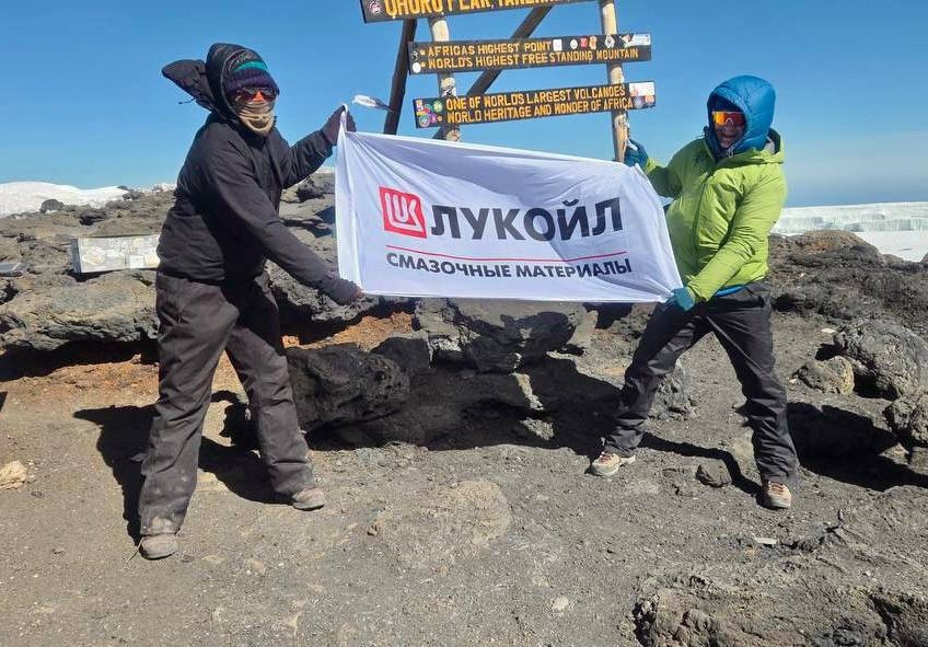 Головокружительный успех! Взойти на высочайшую вершину Африки в день своего рождения — мечта, которую осуществил наш коллега — Антон Цик.