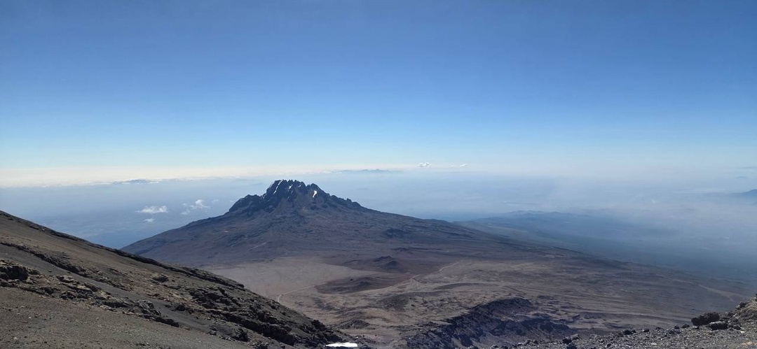 Головокружительный успех! Взойти на высочайшую вершину Африки в день своего рождения — мечта, которую осуществил наш коллега — Антон Цик.