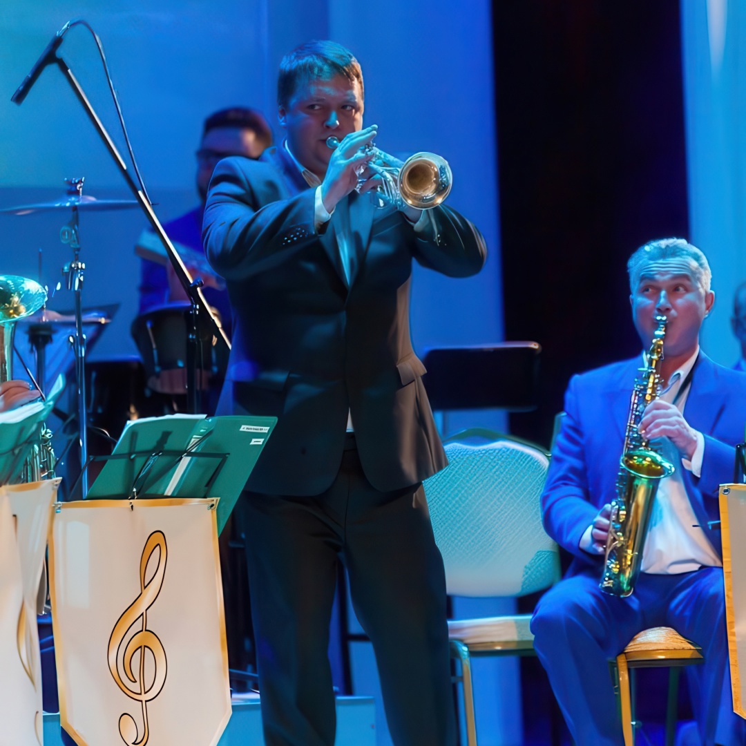 В послевоенные годы при многих градообразующих предприятиях были созданы духовые оркестры