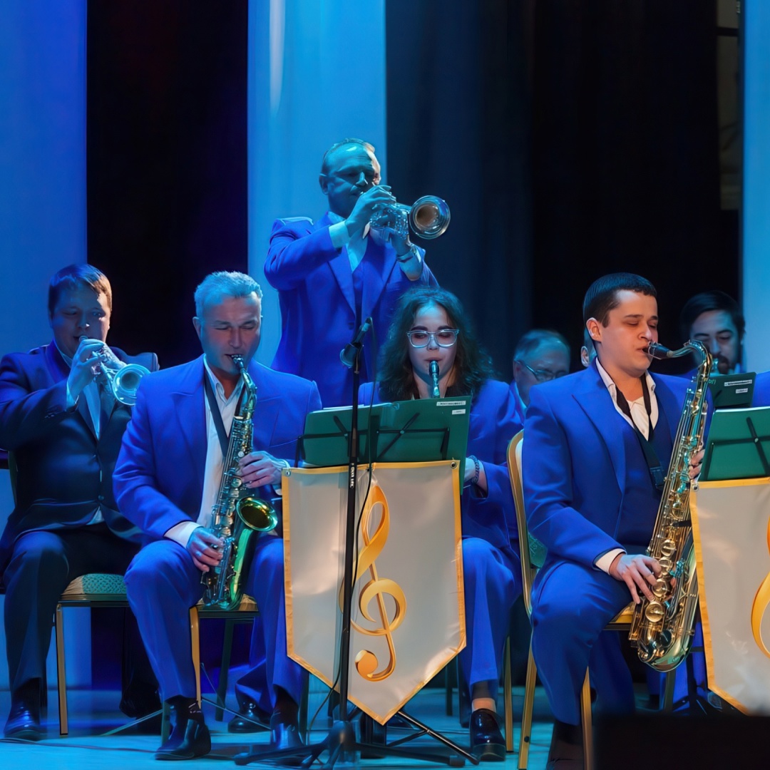 В послевоенные годы при многих градообразующих предприятиях были созданы духовые оркестры