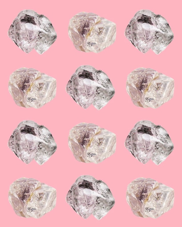 В 2021 году ученые из лаборатории GIA в Антверпене опубликовали отчет о необычных биколорных австралийских алмазах - одновременно розовых и бесцветных - весом…