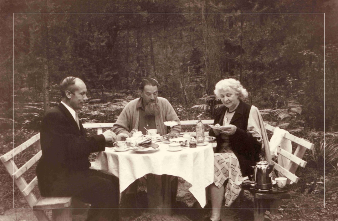 Игоря Курчатова небезосновательно называют самым засекреченным физиком СССР и далеко не у каждого фотографа была возможность его запечатлеть