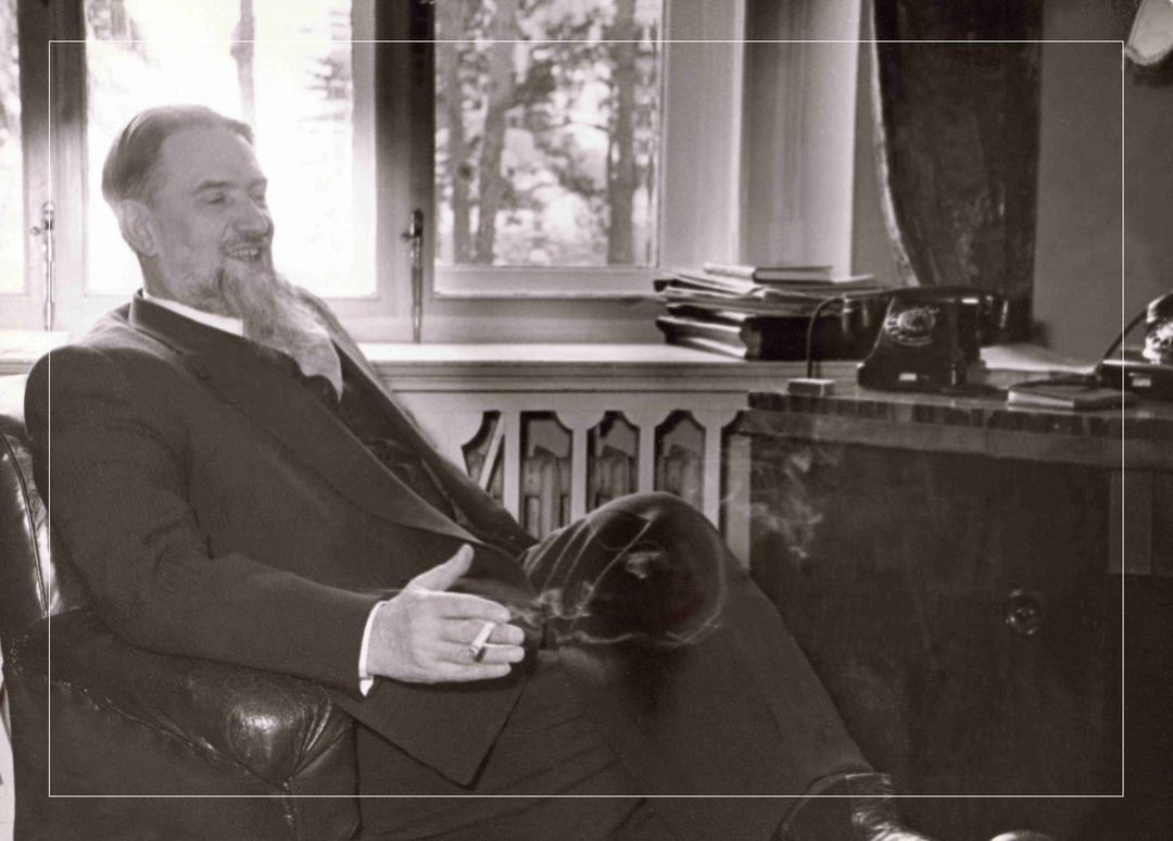 Игоря Курчатова небезосновательно называют самым засекреченным физиком СССР и далеко не у каждого фотографа была возможность его запечатлеть